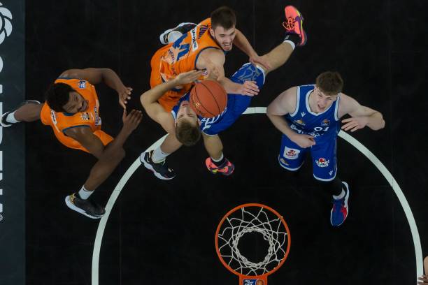 中场铁三角 中场铁三角